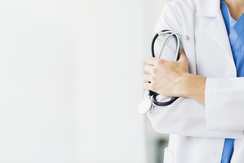 medecin-LE PRADET-min_doctor-physician-white-coat-uniform-medical-assistant-stethoscope-1571983-pxhere.com